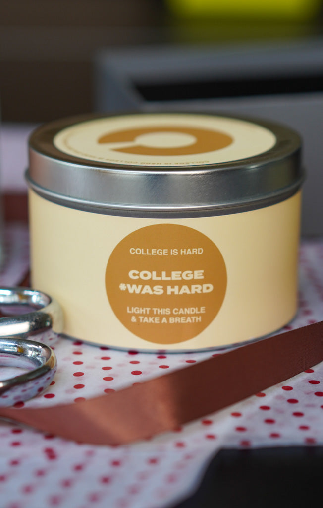 La universidad *fue difícil con flores blancas, gardenia y jazmín